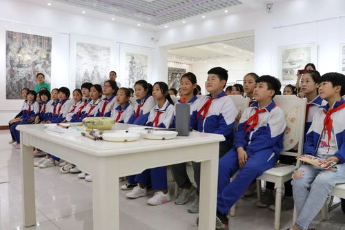 天津美協理事魏云飛接受 錦旗 與 榮譽證書 儀式在天津美協舉行